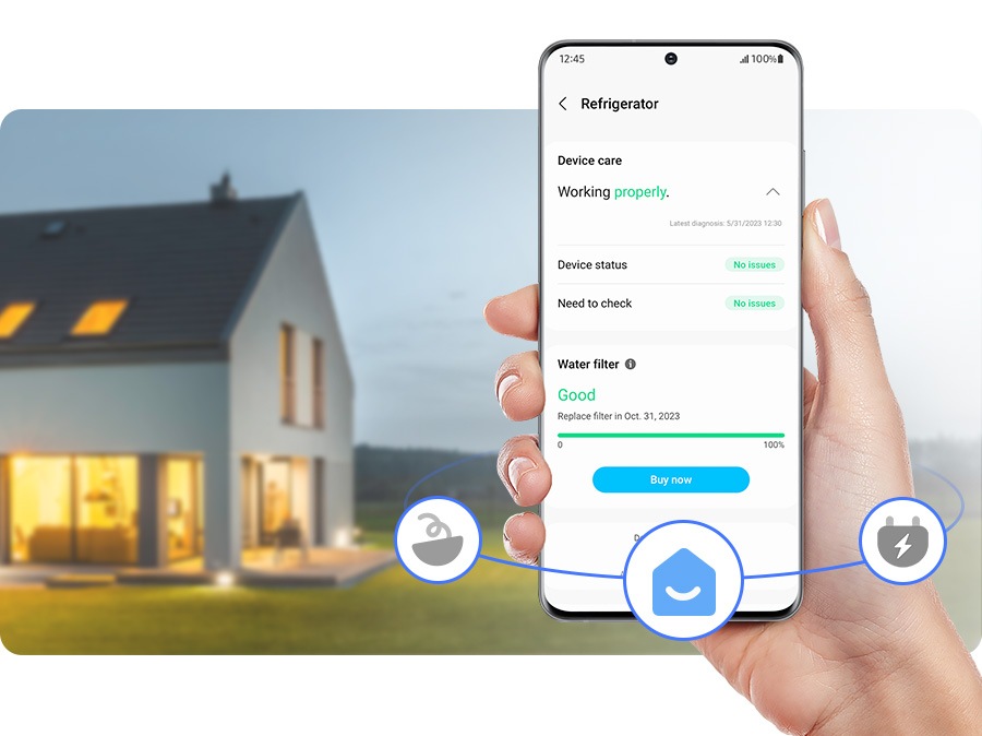 Một người đang sử dụng dịch vụ chăm sóc SmartThings Home và kiểm tra trạng thái thiết bị.