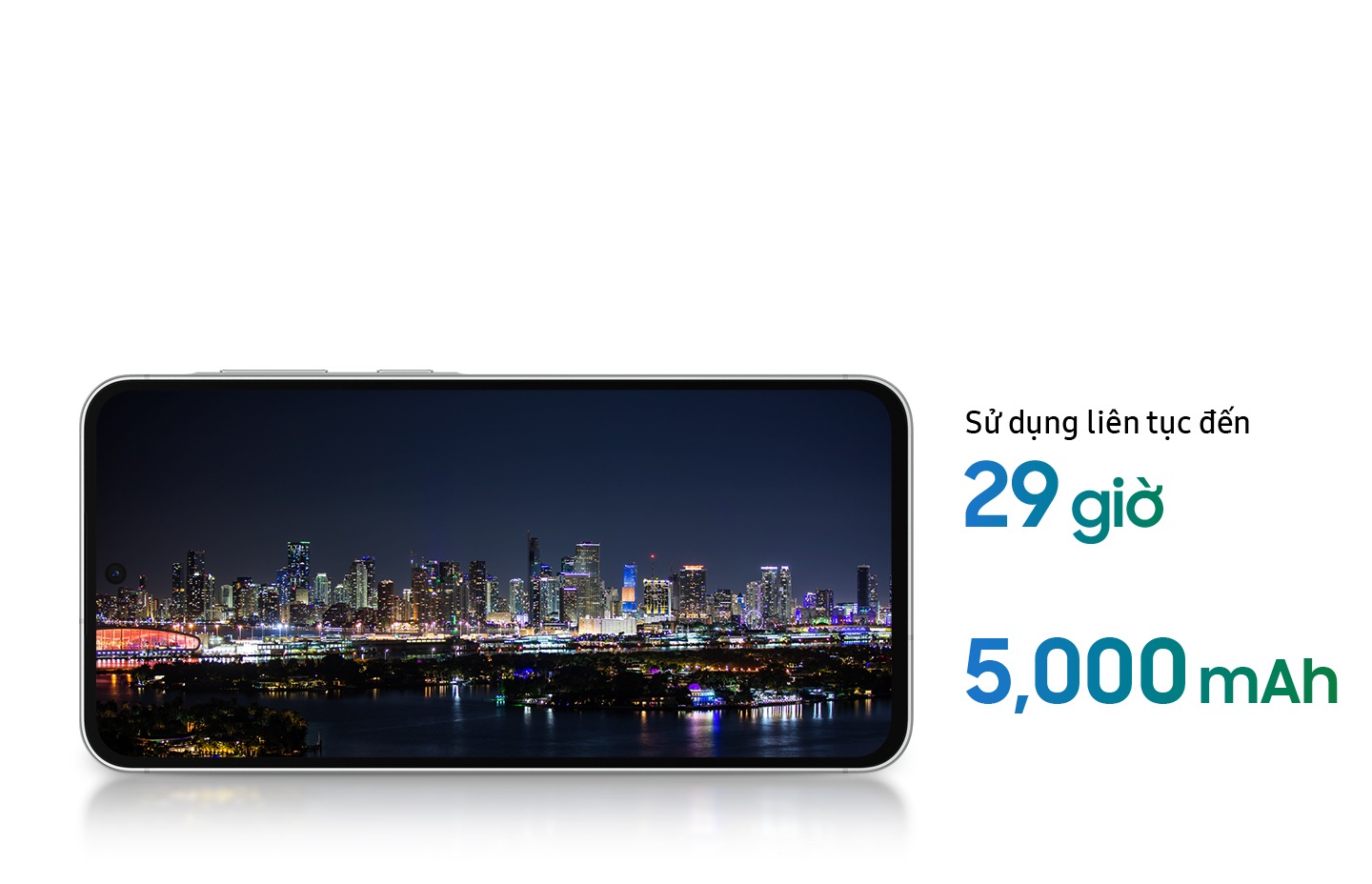 Galaxy A56 5G đặt nằm ngang. Cảnh đêm của một dòng sông và các tòa nhà cao tầng trên màn hình. Văn bản Xem lên đến 29 giờ và có thể nhìn thấy 5.000 miliampe-giờ.