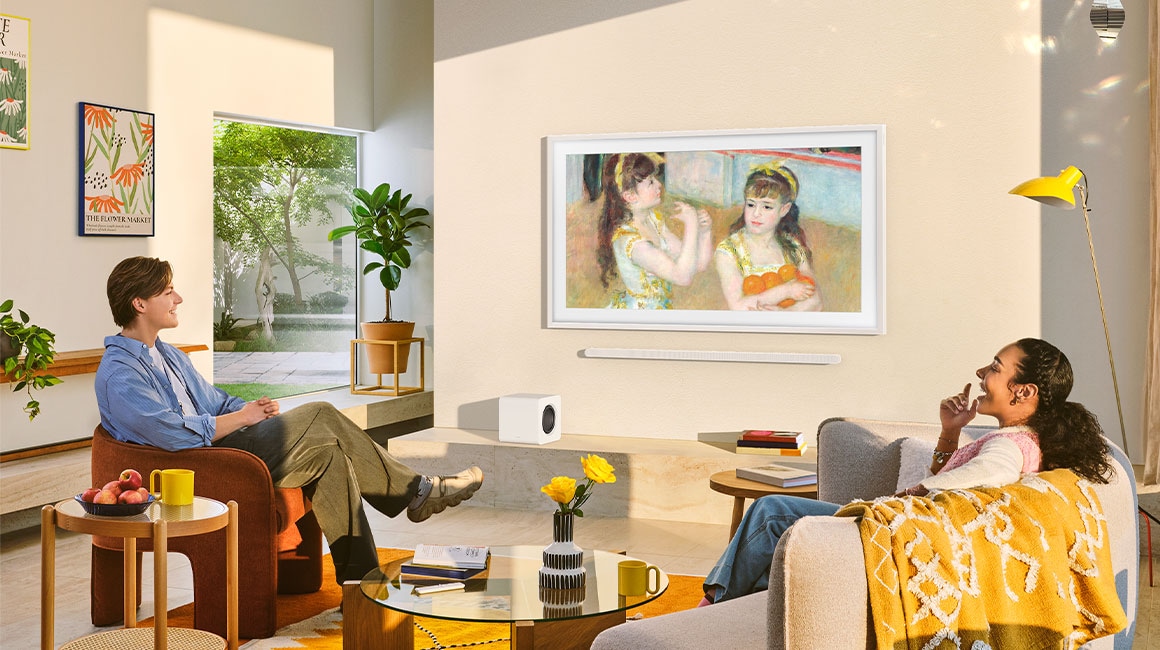 Hai người đang xem TV.