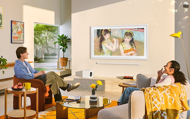 Hai người đang xem TV.