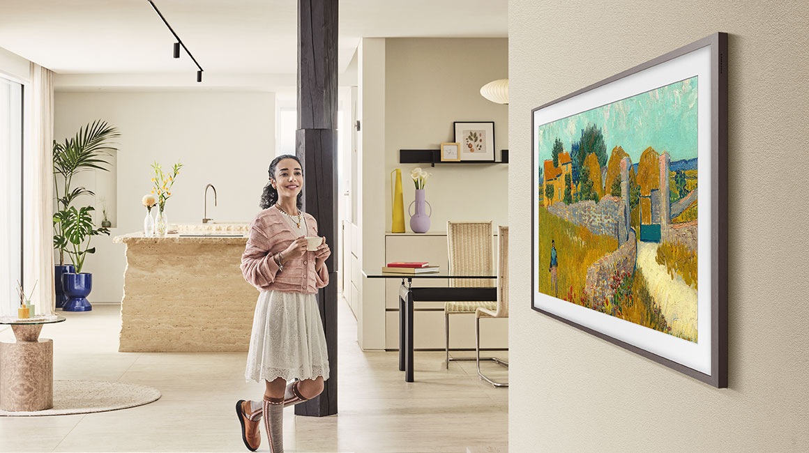 Hai người đang xem TV.