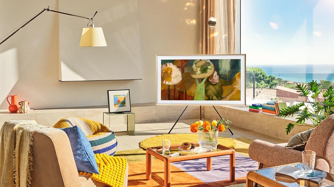 Hai người đang xem TV.