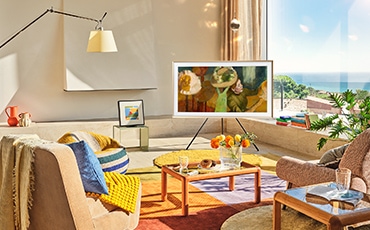 Hai người đang xem TV.