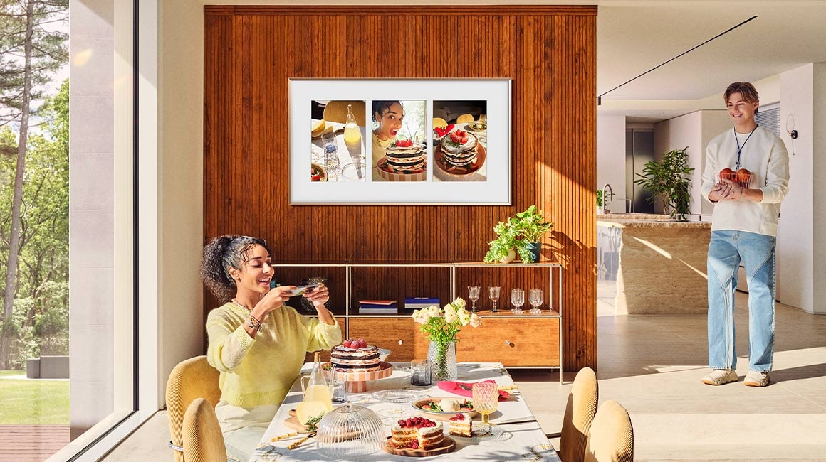 Hai người đang xem TV.