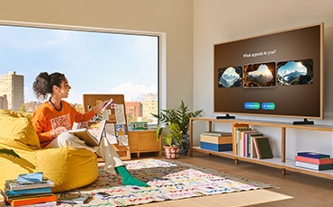 Hai người đang xem TV.