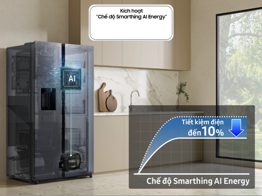 Tủ lạnh được lắp đặt trong bếp với nút Kích hoạt “SmartThings AI Energy Mode” BẬT. Chế độ AI Energy được bật, AI được kích hoạt để kiểm tra bên trong và quản lý máy nén, và biểu đồ hiển thị hiệu ứng Tiết kiệm năng lượng LÊN đến 10% khi ở Chế độ AI Energy so với chế độ Bình thường.