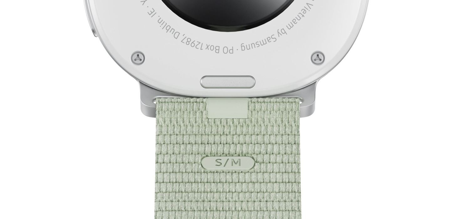 Cận cảnh mặt sau của Galaxy Watch8 gắn vào Dây đeo Phong cách màu Xanh Sage. Một nút nhỏ nằm ở phần dưới cùng của Galaxy Watch8. Sau khi nhấn nút, nút này sẽ nhả ra Dây đeo Phong cách được gắn vào. Galaxy Watch8 và Dây đeo Phong cách màu Xanh Sage đã tháo ra xoay quanh để hiển thị mặt đồng hồ. Bên cạnh Galaxy Watch8 đầu tiên là ba chiếc Galaxy Watch khác cùng với ba Dây đeo Phong cách khác đã bị ngắt kết nối. Một chiếc Galaxy Watch8 Classic có Dây đeo Phong cách màu Xanh Navy, một chiếc Galaxy Watch8 có Dây đeo Phong cách màu Trắng và một chiếc Galaxy Watch8 Classic có Dây đeo Phong cách màu Xanh Lá. Khi tất cả các Dây đeo Phong cách bị ngắt kết nối chuyển một vị trí sang bên trái, một Dây đeo Phong cách màu Xám Đậm bổ sung xuất hiện trên màn hình. Sau khi xuất hiện, tất cả các Dây đeo Phong cách sẽ gắn lại vào một Galaxy Watch khác bằng Hệ thống ngàm cơ động.