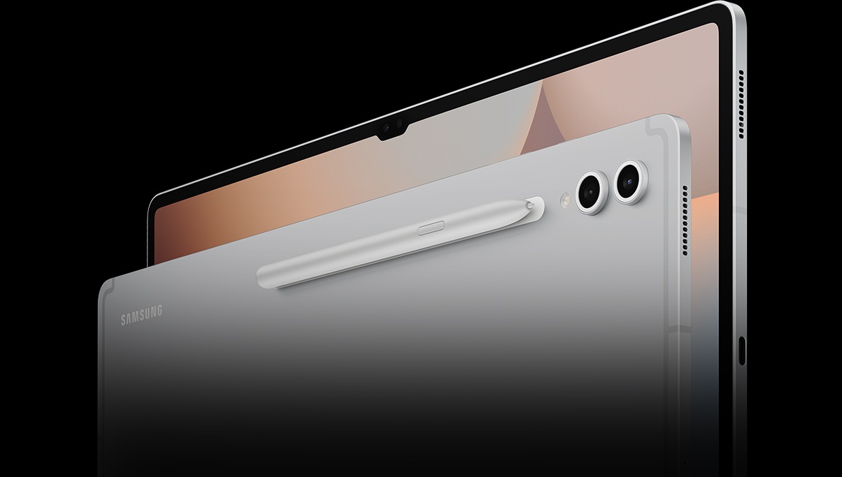 Hai thiết bị Galaxy Tab S10 Series màu Xám Moonstone đứng ở chế độ phong cảnh. Thiết bị đứng ở phía trước đang quay lưng ra he lộ bút S Pen tích hợp và bố cục cụm camera, trong khi đó thiết bị ở bị sau được dời ra một chút để cho thấy rõ màn hình hiển thị.