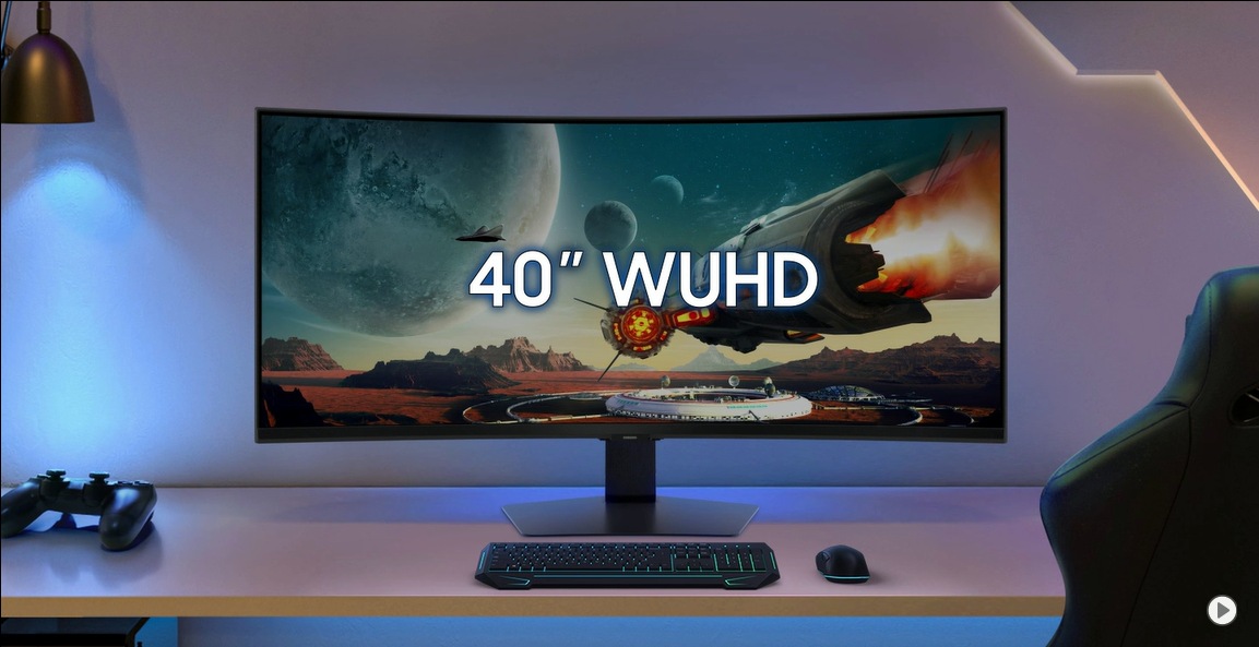 Một góc chơi game với màn hình cong. Màn hình có kích thước tăng dần từ 27" UHD → 32" UHD → 40" WUHD.
