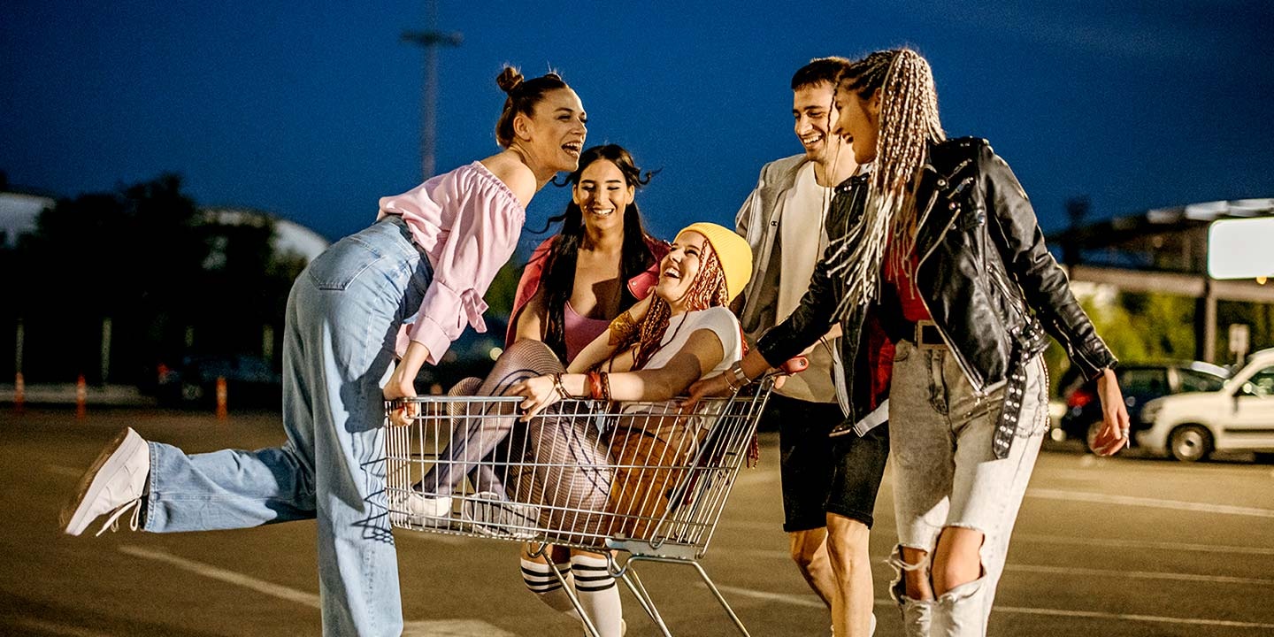 So sánh cạnh nhau một bức ảnh chụp đêm, thể hiện độ sáng và độ rõ nét được cải thiện đáng kể với camera của Galaxy A17 5G.