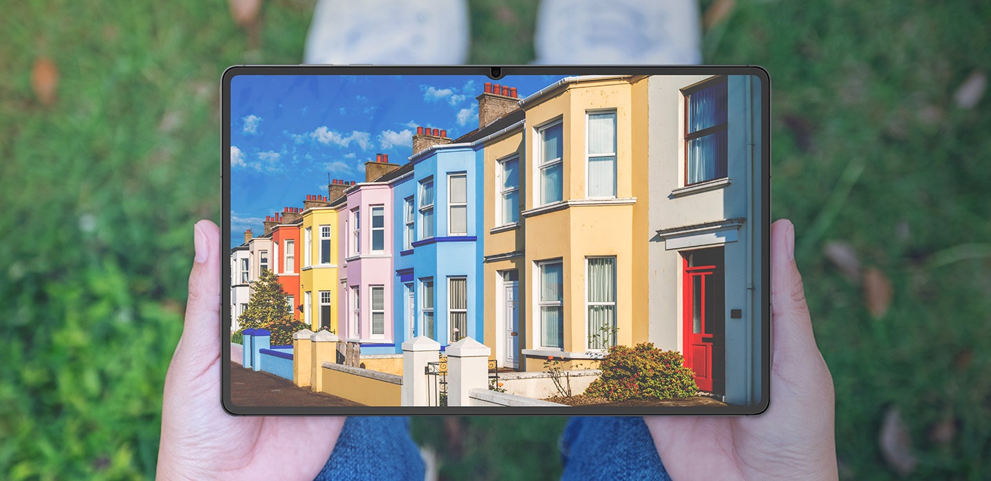 Một người ngồi trên cỏ, đặt thiết bị Galaxy Tab S11 lên đầu gối. Màn hình hiển thị rõ nét và hầu như không có bất kỳ phản chiếu nào gây mất tập trung nhờ Miếng dán bảo vệ màn hình chống phản chiếu được dán trên thiết bị.