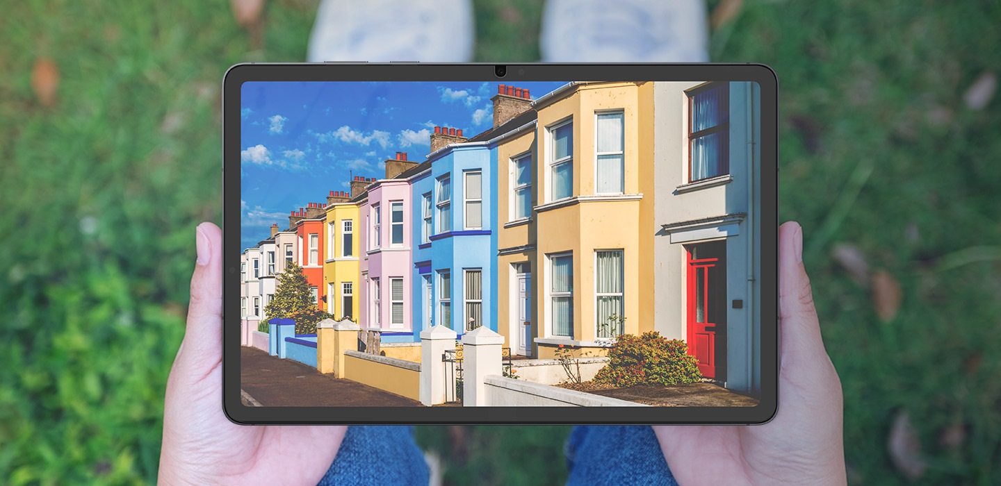 Một người ngồi trên cỏ, đặt thiết bị Galaxy Tab S11 lên đầu gối. Màn hình hiển thị rõ nét và hầu như không có bất kỳ phản chiếu nào gây mất tập trung nhờ Miếng dán bảo vệ màn hình chống phản chiếu được dán trên thiết bị.