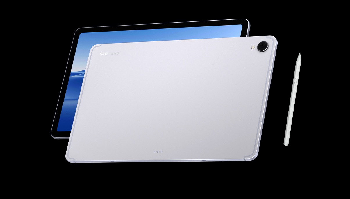 Galaxy Tab S11 màu Xám nghiêng nhẹ để lộ cụm camera và bút S Pen, phía trước là một chiếc Galaxy Tab S11 khác đang đặt ngửa màn hình với hình nền đầy màu sắc, làm nổi bật thiết kế thanh mảnh.