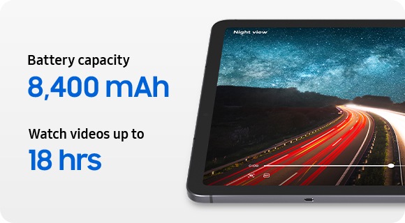 Một phần trên màn hình Galaxy Tab S11 hiển thị video cho thấy một vật thể đang di chuyển tốc độ cao trên đường cùng dòng chữ 'Pin 8.400mAh' và 'Xem video lên đến 18 giờ', để nhấn mạnh thời lượng pin bền bỉ, cho khả năng sử dụng xuyên suốt ngày dài.