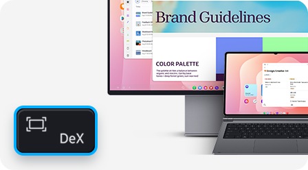 Phím DeX trên Bao da bàn phím Pro Galaxy Tab S11 Ultra được hiển thị cận cảnh. Ở phía sau, các chế độ xem máy tính để bàn được hiển thị trên màn hình máy tính và máy tính bảng.