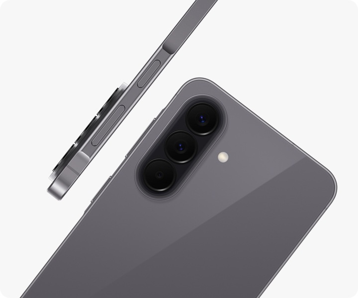 Galaxy A57 5G màu Xám Khói được hiển thị từ góc nghiêng phía sau, làm nổi bật cụm camera nổi với hệ thống ba camera. Một Galaxy A57 5G màu Xám Khói khác được hiển thị từ góc nhìn cạnh, nhấn mạnh thiết kế siêu mỏng.