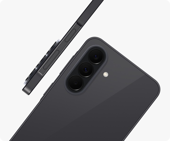 Chiếc Galaxy A37 5G màu Xám Than hiện lên từ góc nghiêng phía sau, làm nổi bật Bộ Ba Camera được chế tác tỉ mỉ. Ngay sau đó là hình ảnh thiết bị nhìn từ cạnh bên, phô diễn trọn vẹn thiết kế mỏng nhẹ.