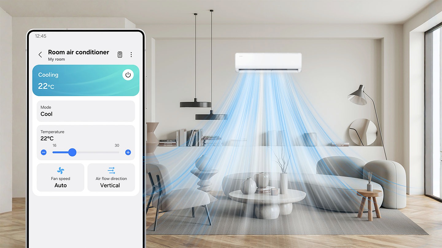 Không khí mát mẻ, được hiển thị bằng tông màu xanh lam, lan xuống từ máy điều hòa gắn tường ở một bên của phòng khách sáng sủa. Căn phòng có một chiếc ghế sofa, bàn, đèn và giá sách được sắp xếp gọn gàng, với ánh sáng tự nhiên chiếu vào qua cửa sổ. Bên trái, màn hình điện thoại thông minh được hiển thị nổi bật, cho thấy giao diện điều khiển máy điều hòa từ xa.