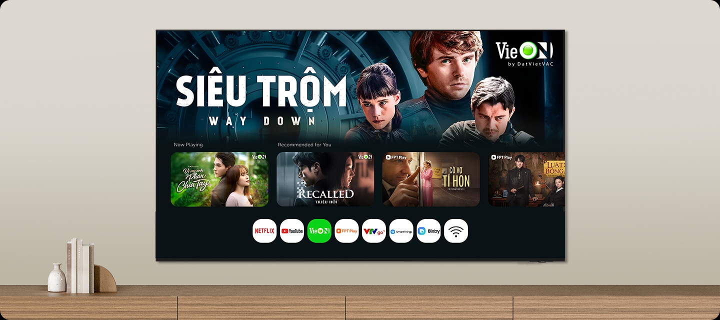 Màn hình chính của One UI Tizen, với các ứng dụng và dịch vụ khác nhau, được hiển thị trên TV trong phòng khách.