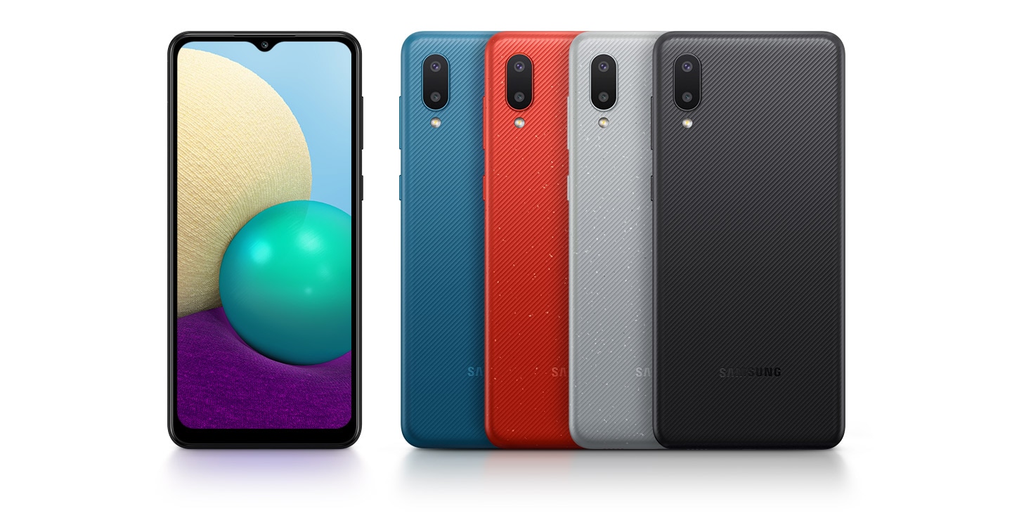 Năm chiếc Samsung A02 thể hiện về màu sắc và kiểu dáng. Bốn thiết bị hiện mặt sau có màu xanh lam, đỏ, bạc và đen, trong khi một thiết bị hiện mặt màn hình