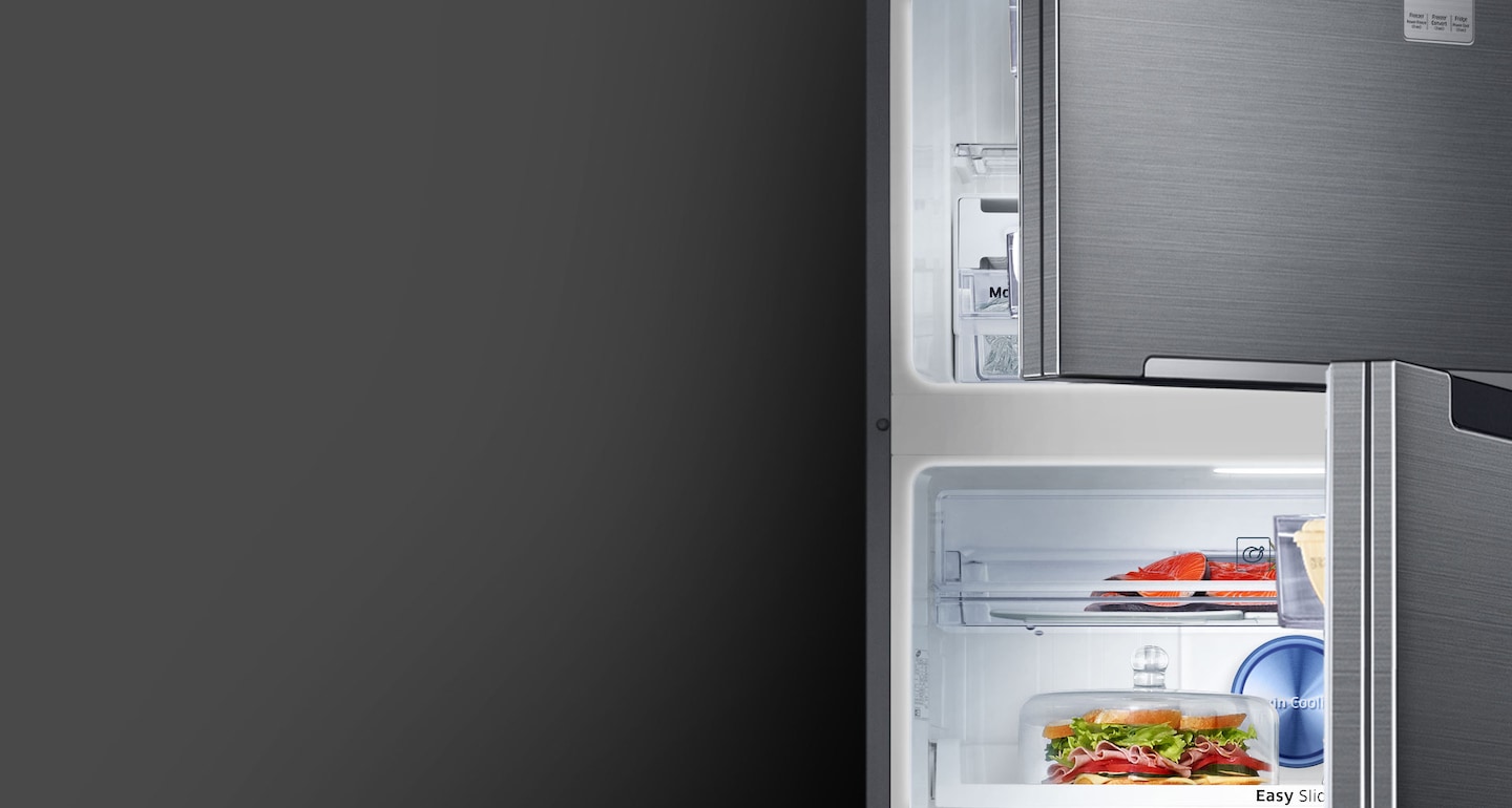 Tất cả các cửa của RT6000K đều mở và đèn LED chiếu sáng thực phẩm trong tủ lạnh và tủ đông.