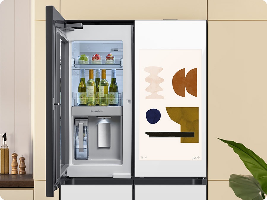 Máy quay phóng to vào Trung tâm đồ uống bên trong cửa trên cùng bên trái. Một bàn tay tiến đến với một chiếc cốc, đổ đầy nước từ máy rót nước. Bên cạnh là Bình đựng nước tự động. Nước đã được đổ đầy.