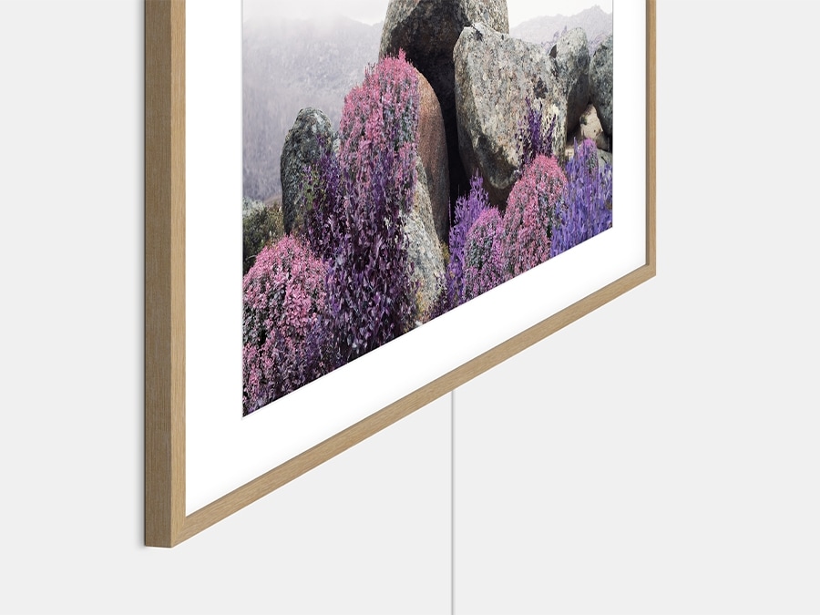 Chiêm ngưỡng The Frame như một bức tranh nghệ thuật đích thực với giá treo áp sát vào tường. Dễ dàng xoay giá đỡ để có được góc nhìn phù hợp và thoải mái nhất.