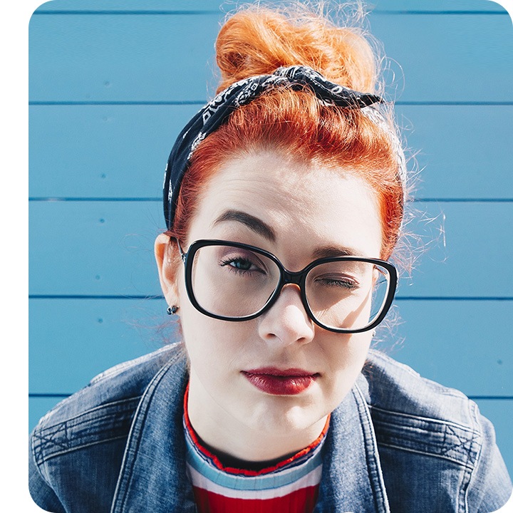 Một người phụ nữ nhìn vào Samsung Galaxy A72 camera và chụp ảnh selfie. Nền được làm mờ một cách tinh tế với hiệu ứng bokeh