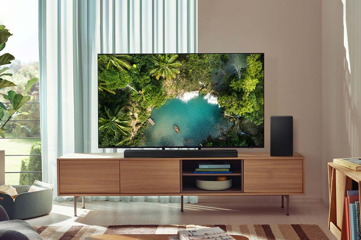 Loa thanh Samsung A650, loa siêu trầm và TV trong phòng khách.