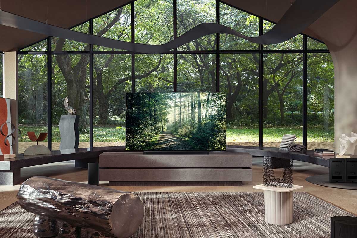 Loa thanh Samsung Q950, loa siêu trầm và TV trong phòng khách.