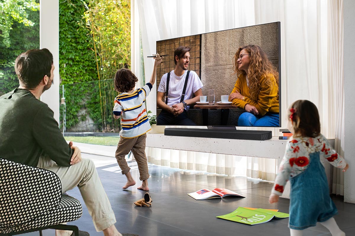 Một gia đình đang thưởng thức nội dung với Loa thanh Samsung Q950A.