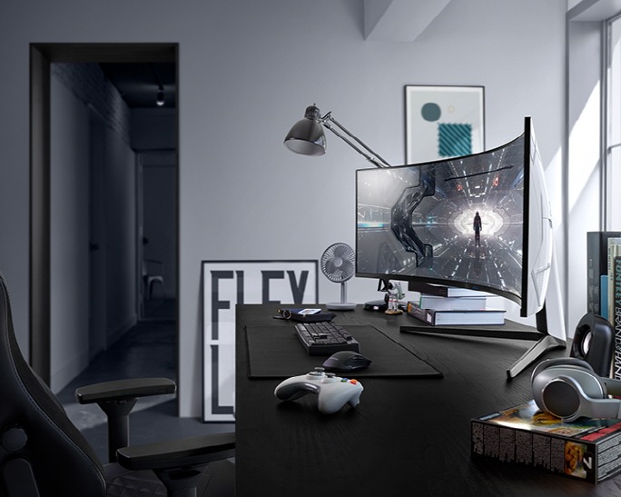 Hình ảnh màn hình Gaming QLED Samsung Odyssey G9 49inch trong không gian sống của người dùng với thiết kế hiện đại & đường cong ấn tượng, độ cong 1000R đột phá.