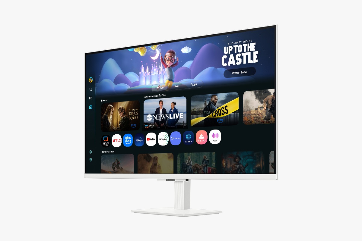 Góc nhìn từ phía trước bên trái của Màn hình thông minh Samsung M5 32 inch. Màn hình hiển thị trang Ứng dụng Smart TV cùng nhiều nội dung và ứng dụng được sắp xếp theo hàng.