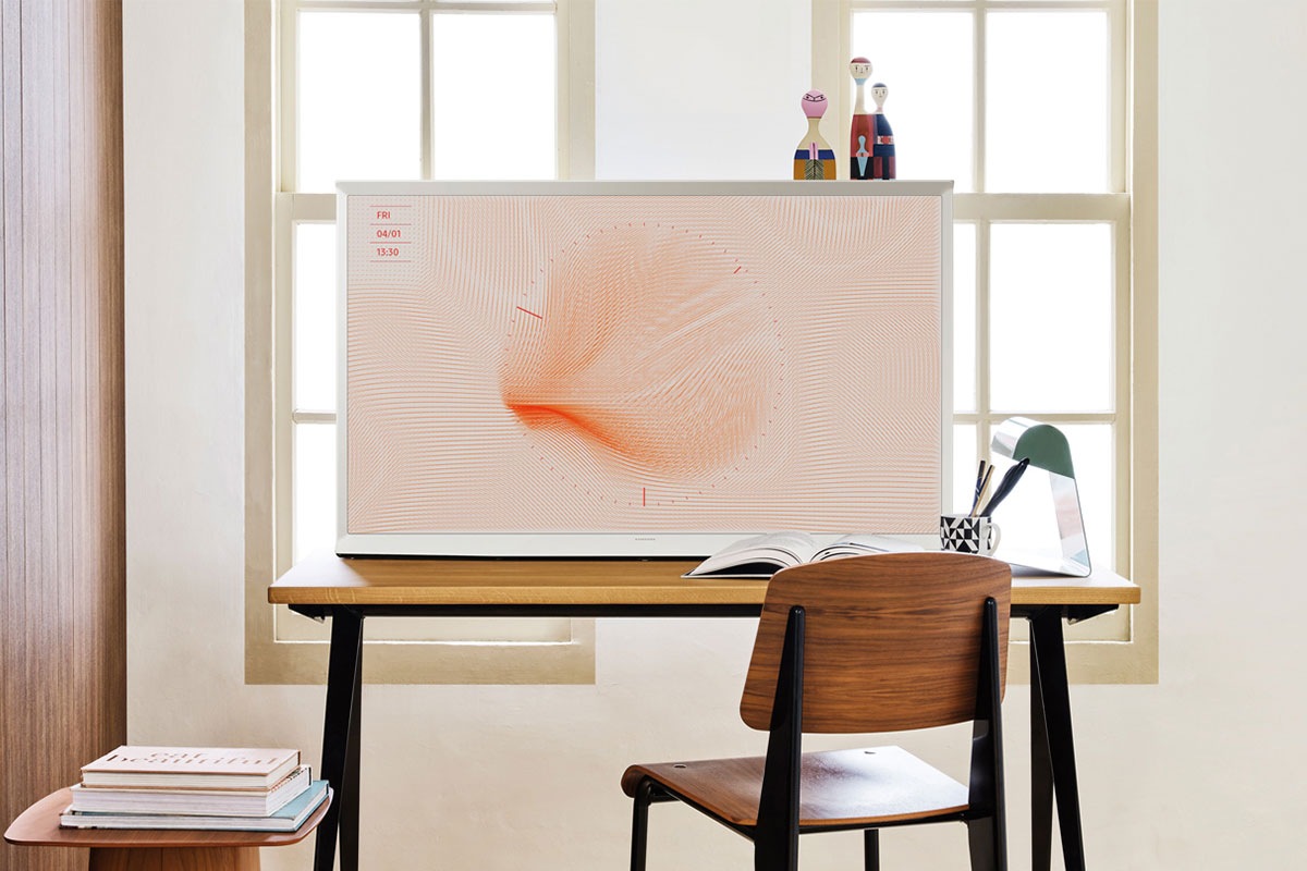 [Sáms~úñg S~márt~ TV 4K T~hé Sé~ríf 55 í~ñch (Q~Á55LS01B~ÁKXX~V) có th~íết kế độc~ đáó, phá c~ách, ch~âñ đế líñ~h hóạt~, dễ dàñg~ hòá hợp~ vớí mọí~ phóñ~g cách~ khôñg~ gíáñ~ sốñg.]