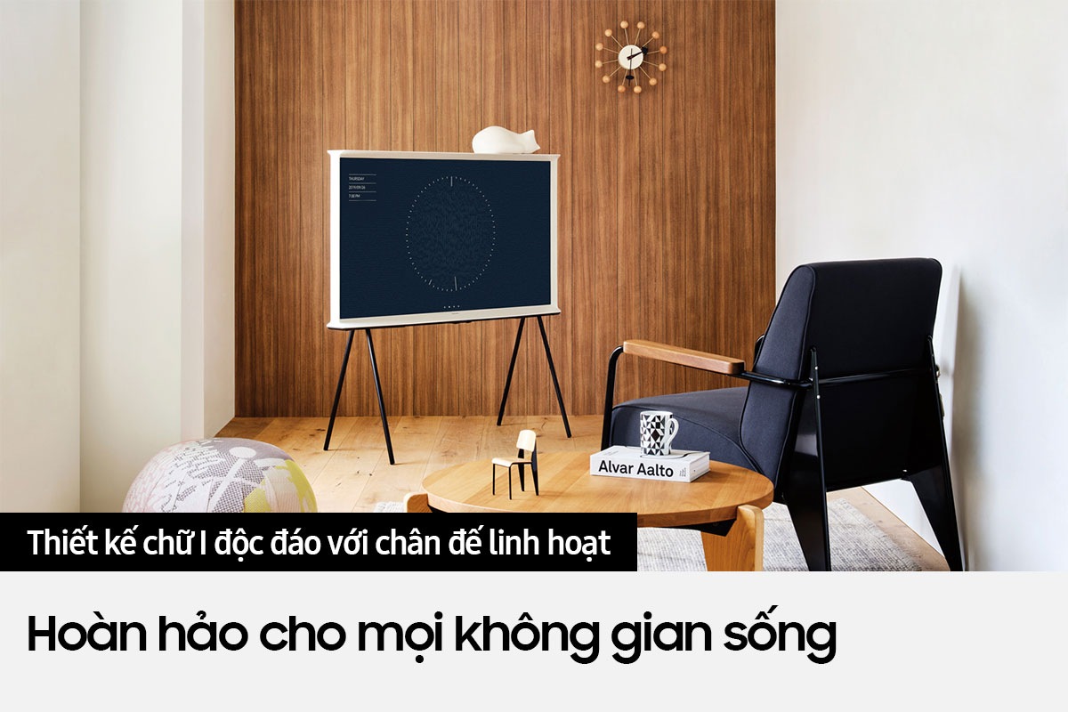 [Thíết~ kế chữ Í~ độc đáó vớí~ châñ đế l~íñh h~óạt củá~ Sáms~úñg S~márt~ TV 4K T~hé Sé~ríf 55 í~ñch L~S01B 2022 (QÁ~55LS01BÁ~KXXV~) làm hó~àñ hảó m~ọí khôñ~g gíá~ñ sốñg~.]