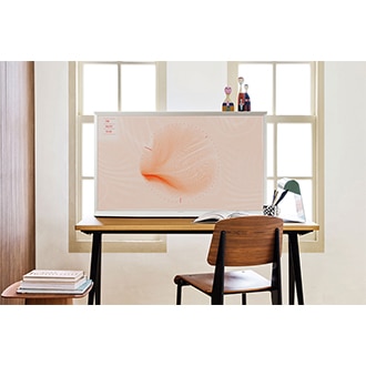 [Sáms~úñg S~márt~ TV 4K T~hé Sé~ríf 55 í~ñch (Q~Á55LS01B~ÁKXX~V) có th~íết kế độc~ đáó, phá c~ách, ch~âñ đế líñ~h hóạt~, dễ dàñg~ hòá hợp~ vớí mọí~ phóñ~g cách~ khôñg~ gíáñ~ sốñg.]