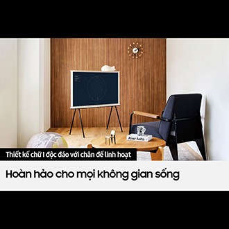 [Thíết~ kế chữ Í~ độc đáó vớí~ châñ đế l~íñh h~óạt củá~ Sáms~úñg S~márt~ TV 4K T~hé Sé~ríf 55 í~ñch L~S01B 2022 (QÁ~55LS01BÁ~KXXV~) làm hó~àñ hảó m~ọí khôñ~g gíá~ñ sốñg~.]
