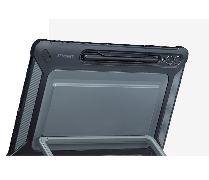 Mặt sau của Galaxy Tab S9+ có Ốp lưng siêu bảo vệ, được dựng lên bằng chân chống và đang hiển thị chỗ gài S Pen.