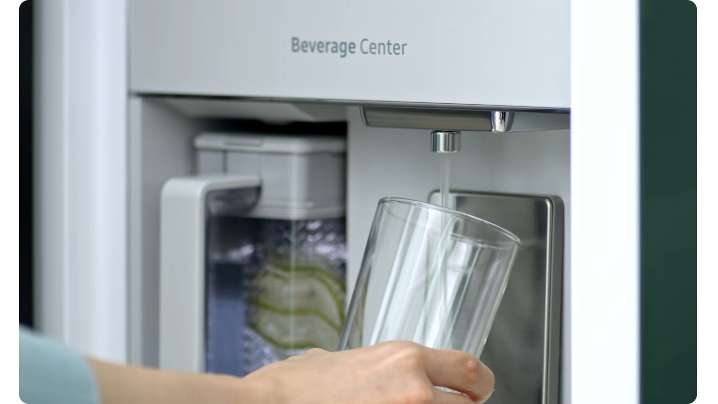 If you place a Pitcher at the left station, the water will autofill with an infused fruit or herbs of your choice. Push the dispenser lever with glass and you can drink water like a general water purifier. The nozzle of beverage center is detachable and washable.