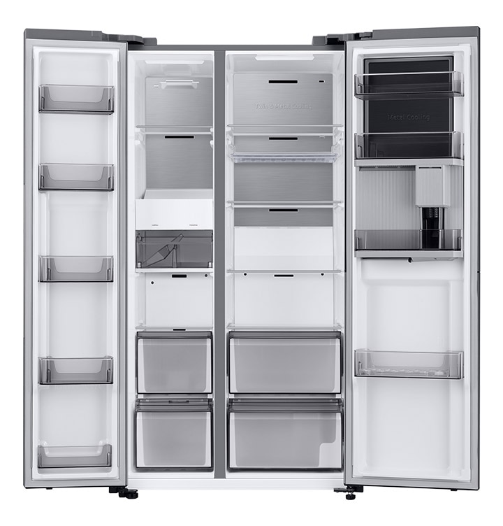 RS8000BC can store more foods than before and the both sides of the door are open widely with the words ‘645L'.