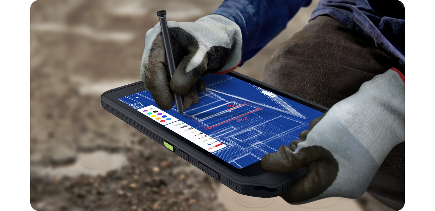 Worker using the included S Pen with gloves on Galaxy Tab Active5 5G