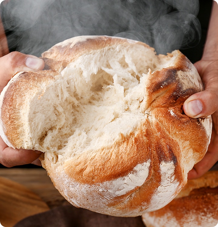 Shows a warm bread that has been defrosted using the Bread Defrost function. This bread is still soft and fresh.