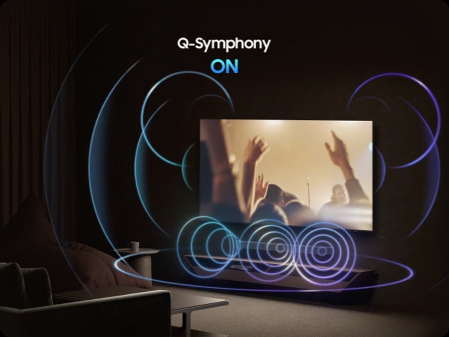 A TV shows a concert scene. When Q-Symphony is off, the soundbar under the TV plays audio by itself, giving off small sound waves. When Q-Symphony is on, the TV and soundbar play audio together, with both giving off large sound waves in sync.
