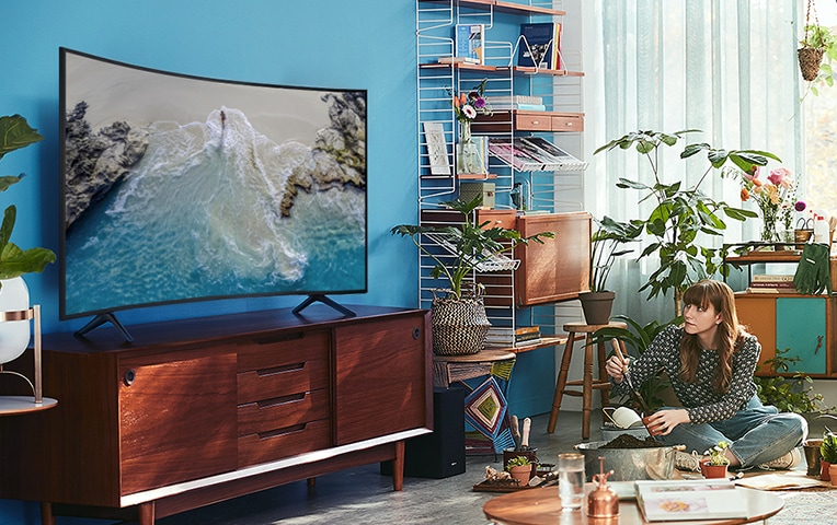 Une femme regarde la télévision.