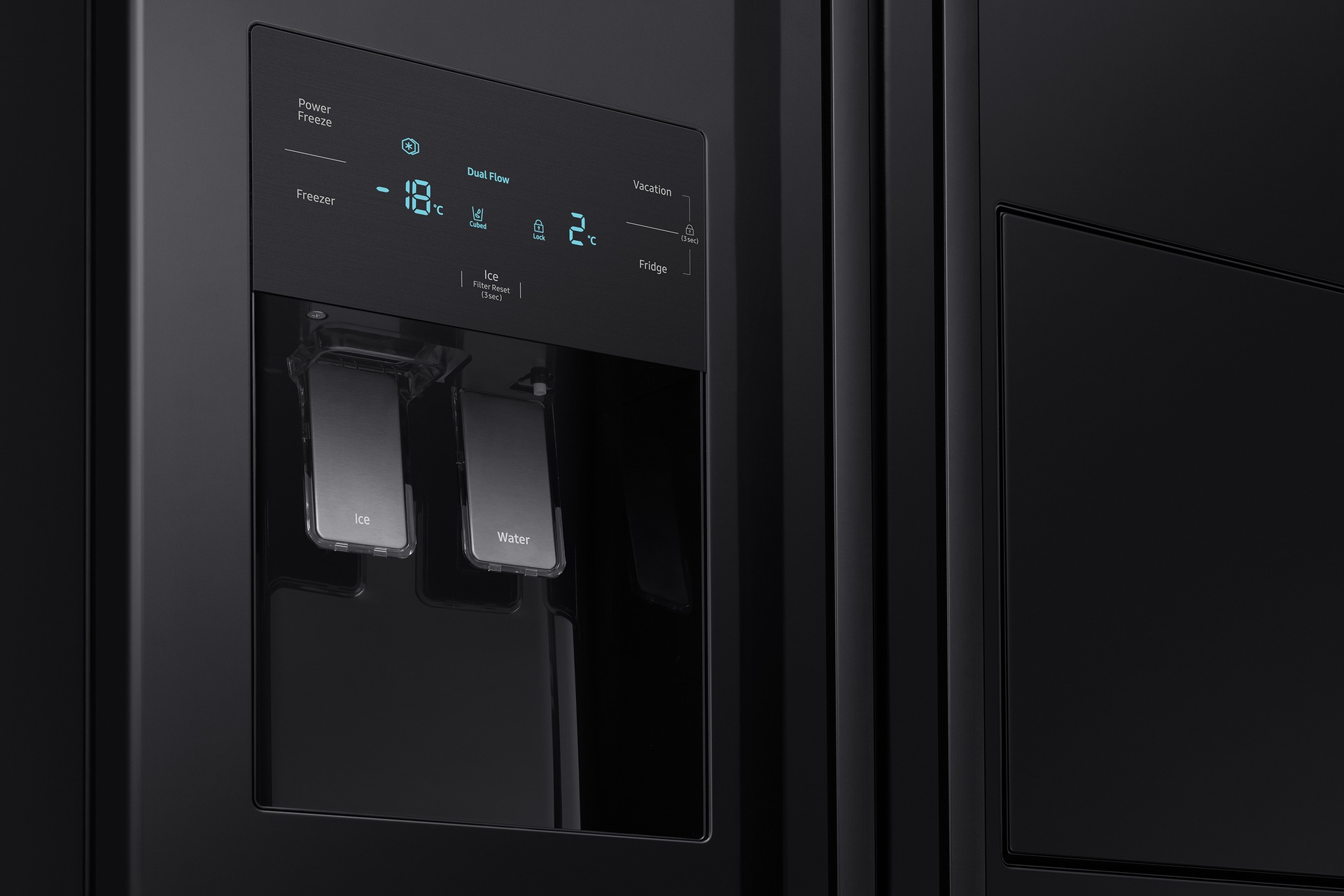 Zbliżenie na dystrybutor wody i kostkarkę lodu - lodówka dwudrzwiowa RS50N3913BC/EO