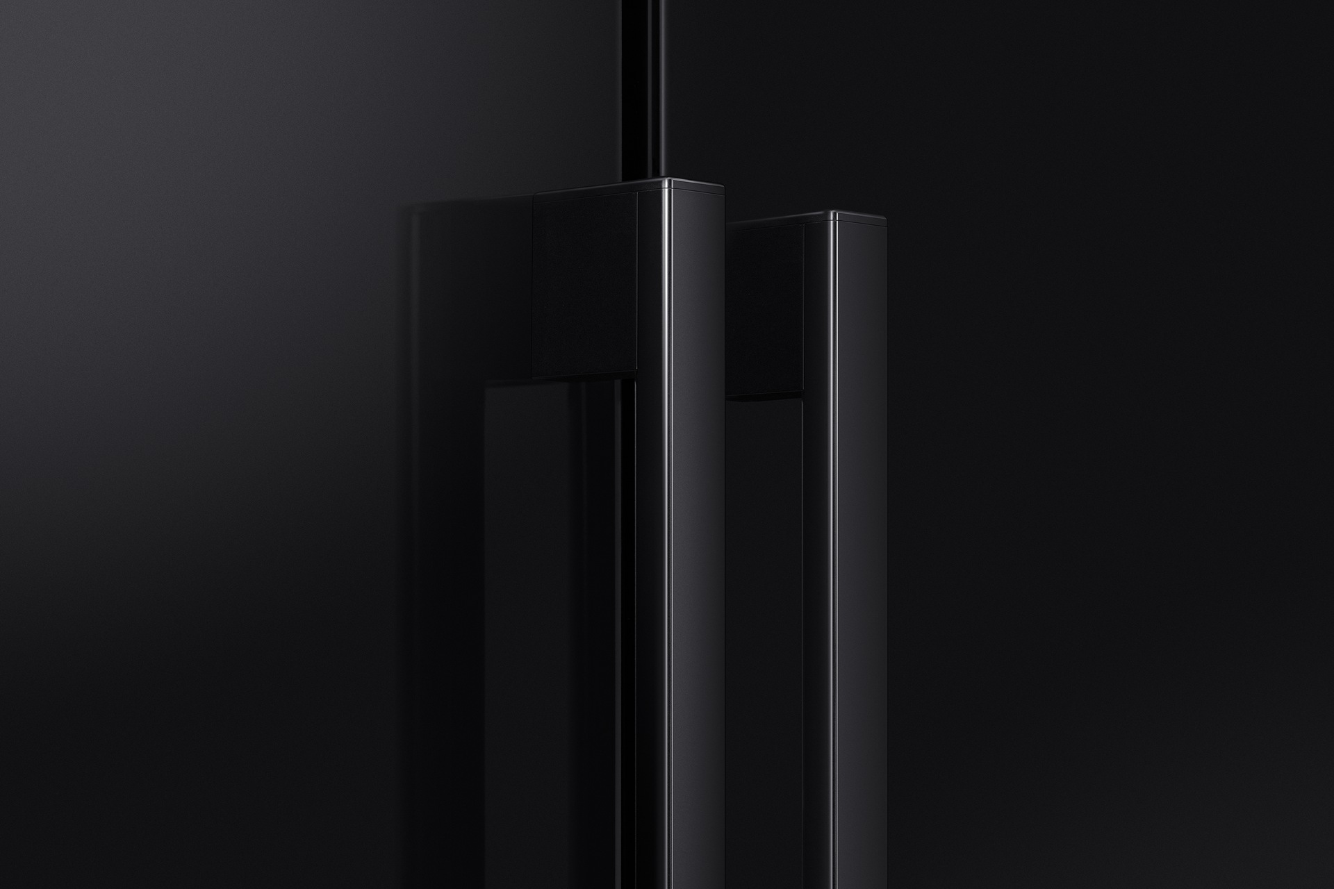 Pokazane z bliska pionowe uchwyty lodówki Side by Side RS50N3913BC/EO