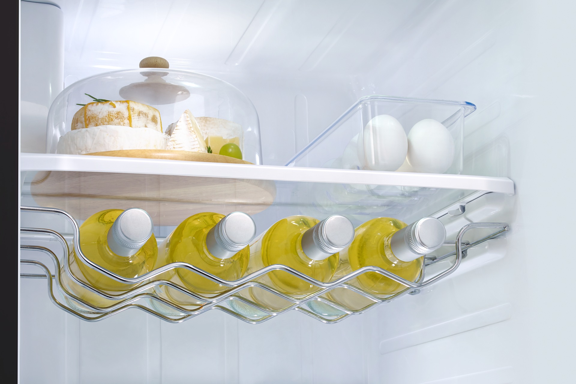 Zbliżenie na górną półkę i półkę na wino w lodówce Samsung Side by Side RS50N3913BC/EO