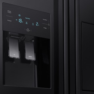 Zbliżenie na dystrybutor wody i kostkarkę lodu - lodówka dwudrzwiowa RS50N3913BC/EO