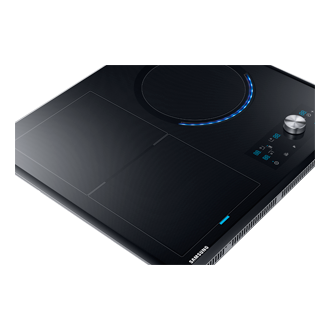 Zbliżenie na strefę Flex Zone w innowacyjnej płycie indukcyjnej Samsung NZ63J9770EK/EO.