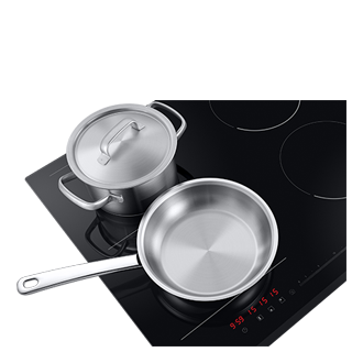 Przykładowy układ naczyń na czarnej płycie indukcyjnej Samsung NZ64R3747BK/UR.